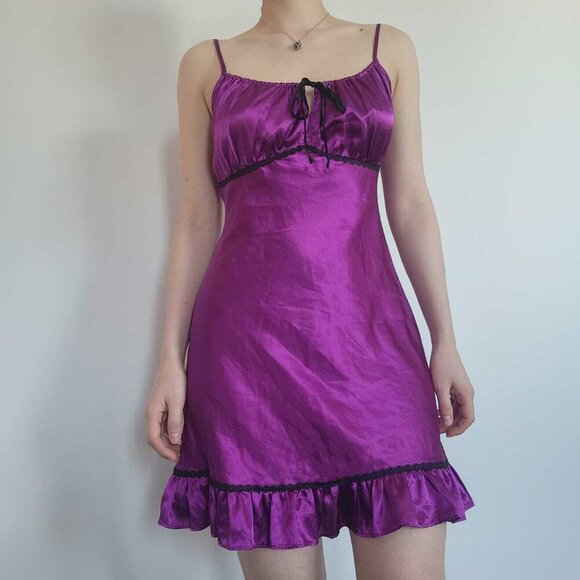 Vintage silky milkmaid slip dress with ruffles ✦ purple and black mini night gow - Picture 3 of 14